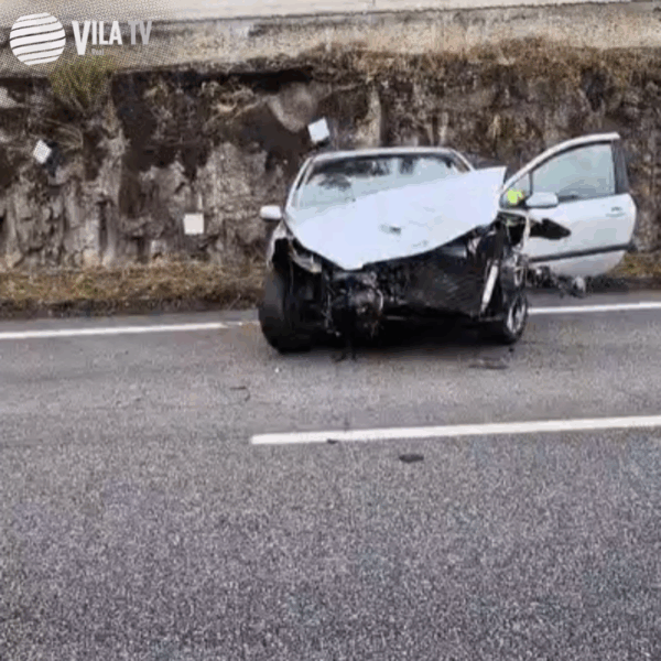 Despiste na A24 deixa carro destruído no sentido Régua-Lamego