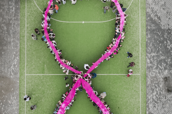 CPCJ e Centro Escolar de Mesão Frio assinalam Outubro Rosa com laço humano